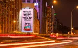 Exemple de campagne print pour la marque la vie exemple de branding engagé campagne bus
